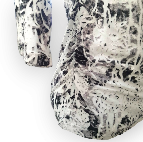 Tribal burnout textured semi sheer rouched side and sleeve v-neck top Size small - Picture 4 of 8